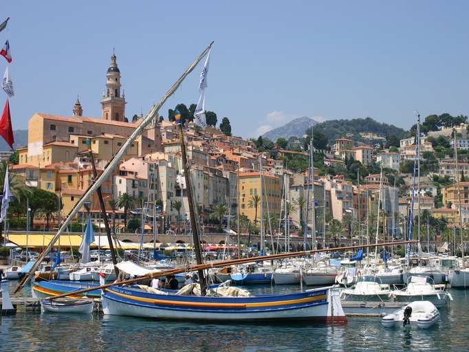 Menton, an der französischen Côte d'Azur gelegen, mit Hafen und dahinter liegender Altstadt