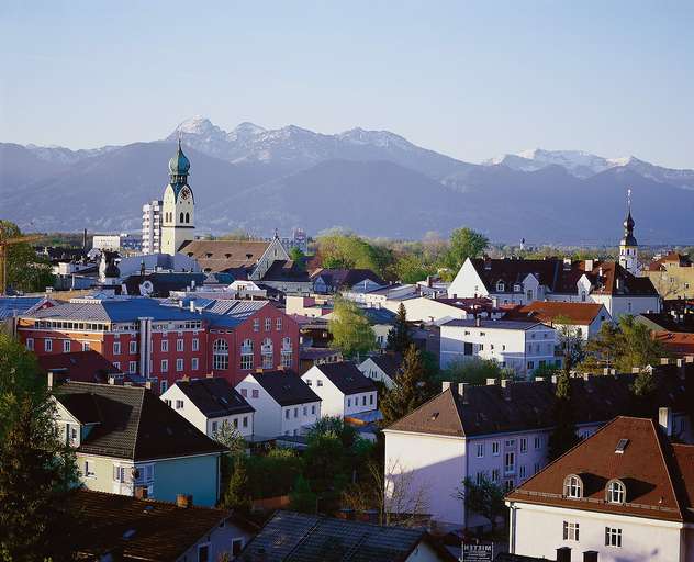 Rosenheim mit  Wendelstein (1.838m) im Mangfallgebirge 