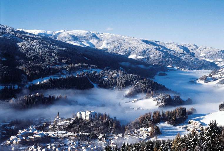 Murau über der nebelbedeckten Mur, Gurktaler Alpen