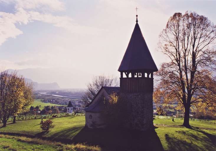 Kapelle Sankt Mamerten (9.Jh.) im Rheintal nahe der von Walsern gegründeten Ortschaft Triesen