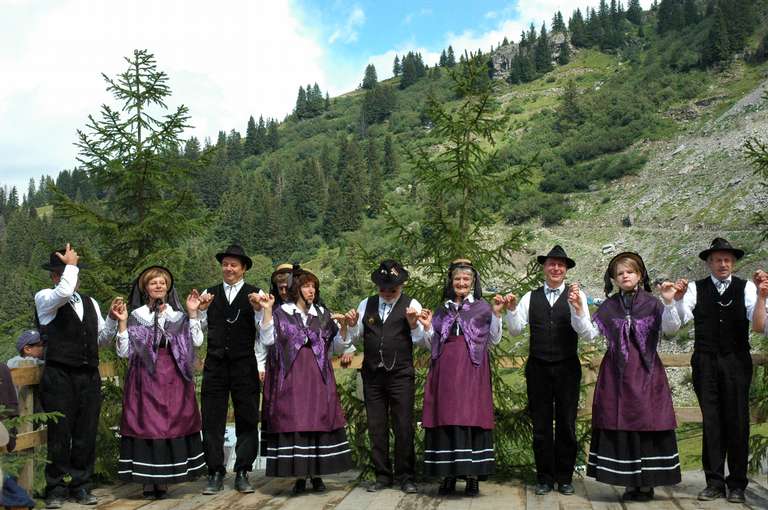 Folkloregruppe in traditionellen Trachten