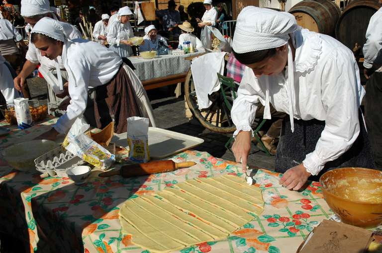 Zubereitung eines traditionellen Gebäcks aus Kartoffelteig