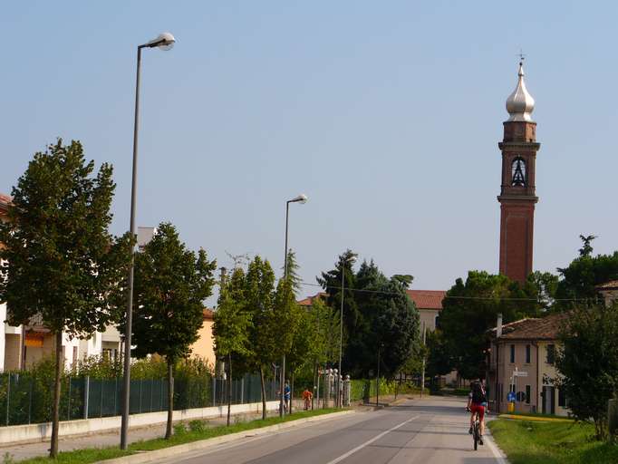 Typischer Kirchturm im trevisaner Alpenvorland