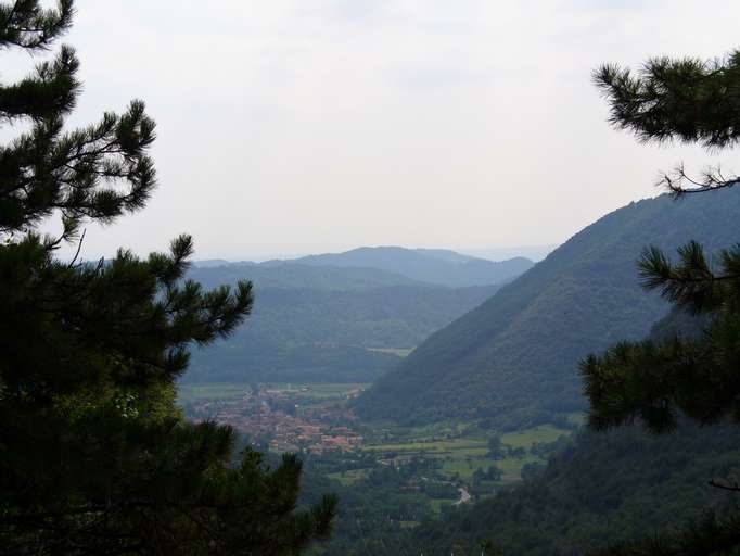 Ortschaft Tovena am Fuße der Venezianischen Alpen