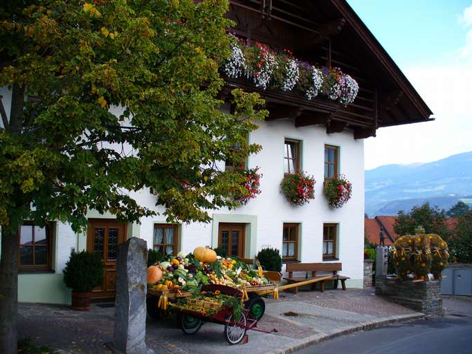 Bauernhof mit Erntedankgaben