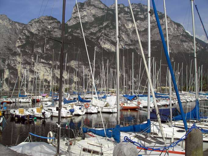 Segelboote im Hafen von Riva del Garda