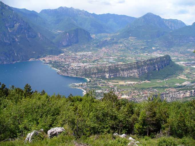 Blick auf Gardasee und Monte Brione (376 m)