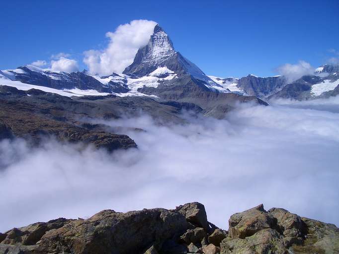 Das Matterhorn (4.478m) mit seiner charakteristischen Wolkenfahne