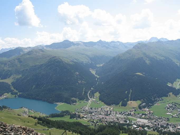 Davosersee und Davos Dorf (1.560m) im Landwassertal