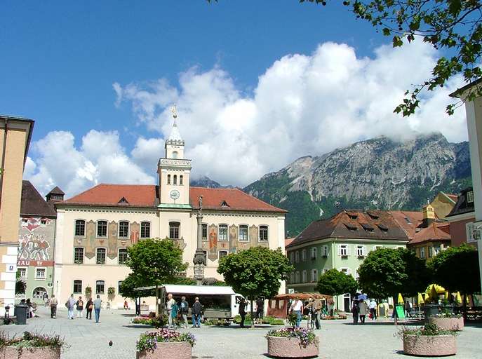 Altes Rathaus Bad Reichenhall vor den Chiemgauer Alpen 