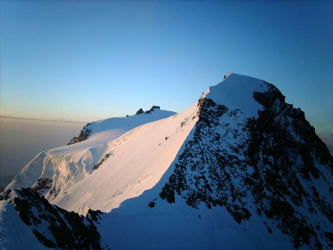 Blick auf Zumstein (rechts) und Signalkuppe (links), von der Dufurspitze aus