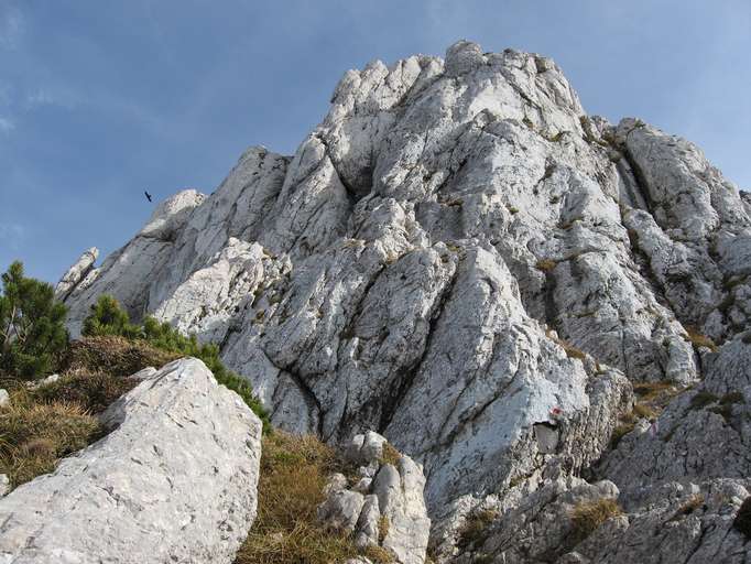 Die Kampenwand (1.669m) in den Chiemgauer Alpen bildet einen imposanten Kalkgipfel