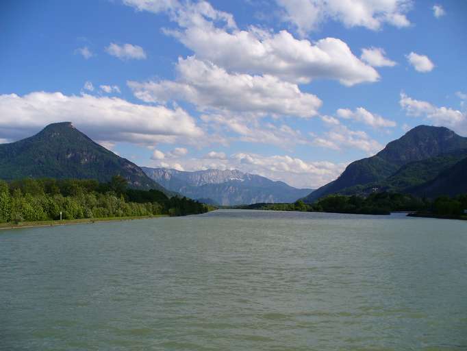 Der aus Tirol zufließende Inn bildet die Trennlinie zwischen Chiemgauer Alpen und Mangfallgebirge