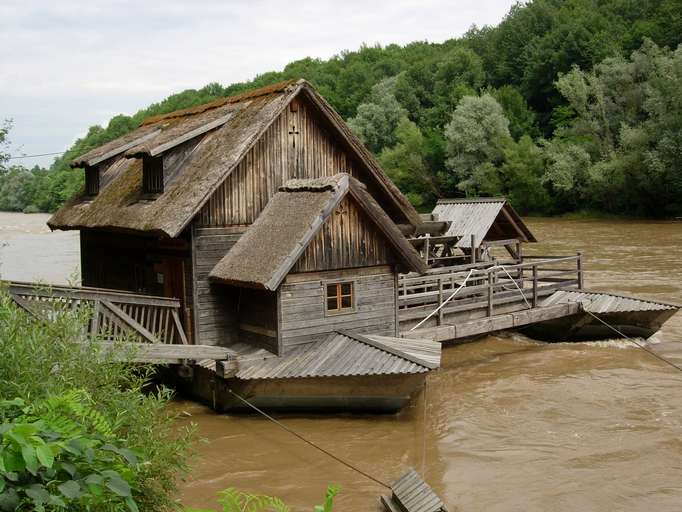 Traditionelle Schiffsmühle auf der Mur bei Mureck