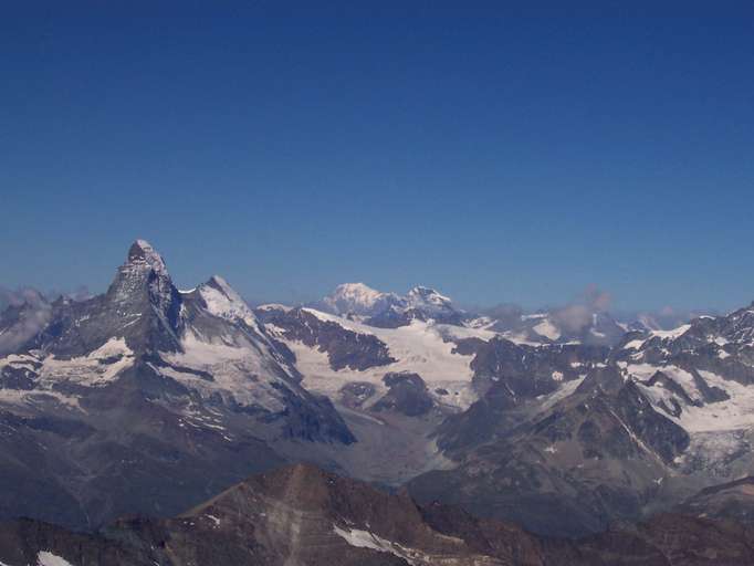 Blick vom Allalinhorn auf das Matterhorn (4.478m) und Mont Blanc (4.807m)