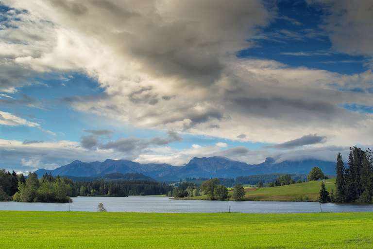 Schwaltenweiher vor den Tannheimer Bergen