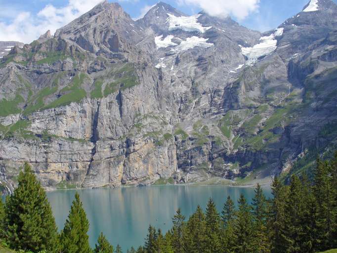 Oeschinensee im Berner Oberland,  eingerahmt von den Dreitausendern Blüemlisalp, Oeschinenhorn, Fründenhorn und Doldenhorn