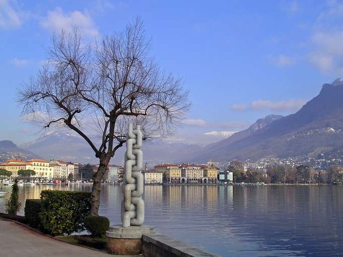 Lugano ist eines der großen Finanzzentren der Schweiz und liegt malerisch am Lago di Lugano 