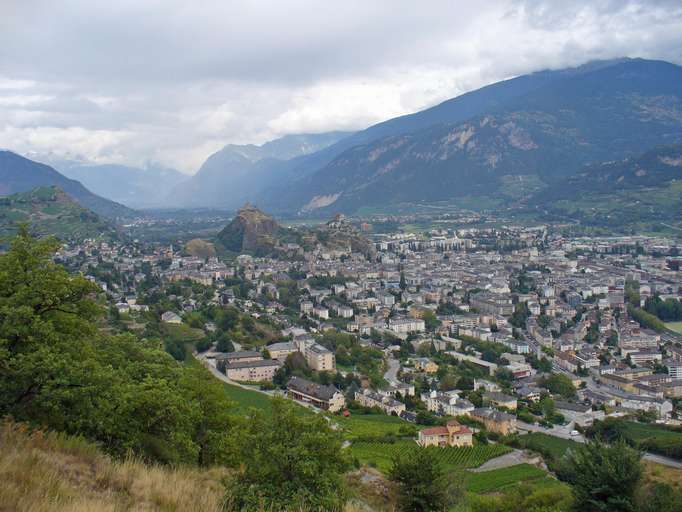 Sion mit den Burghügeln Valère (12.Jh.) und Tourbillon (13.Jh.)