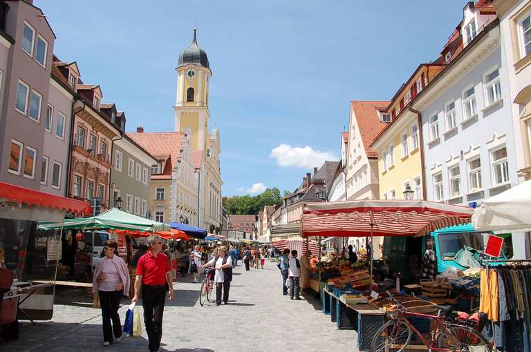 Marktstände in der Altstadt von Kaufbeuren