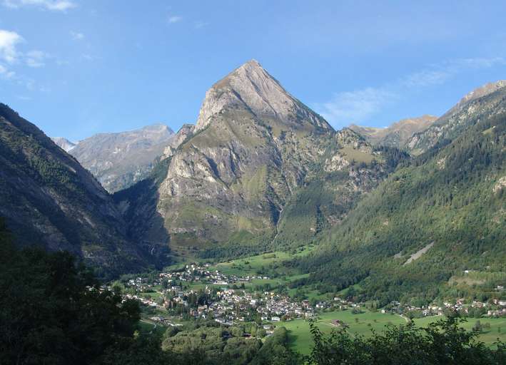 Bergdorf Olivone am Fuße des Sosto (2.221m)