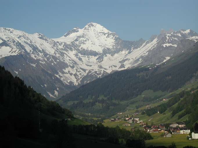 Der Hausstock (3.158m) gehört zum Hauptkamm der Glarner Alpen 