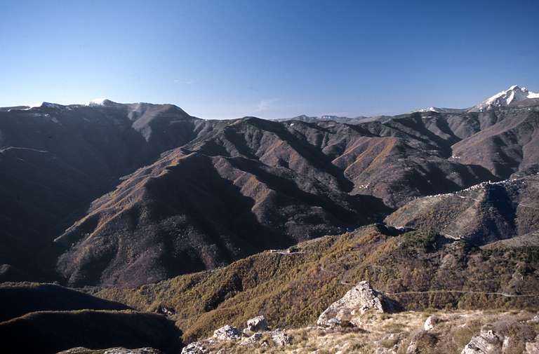 Blick (von links nach rechts) auf Mont Ceppo (1.627m) und Mont Bego (2.873m)