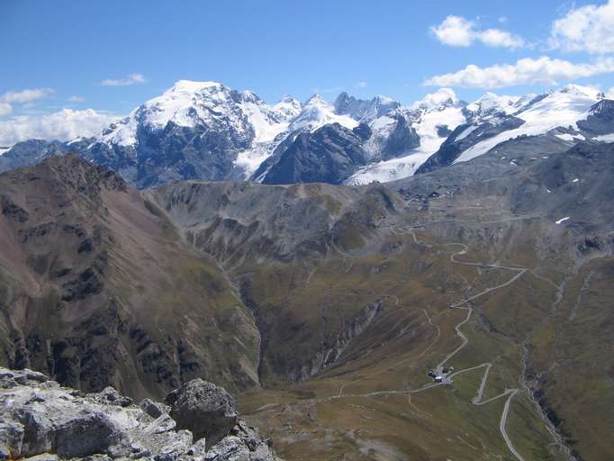 Giogo di Santa Maria e Pass Stelvio col Gruppo Ortles (Ortles: 3.905m)