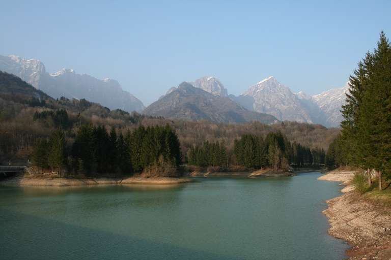 Lago di Barcis mit den Südlichen Karnischen Alpen