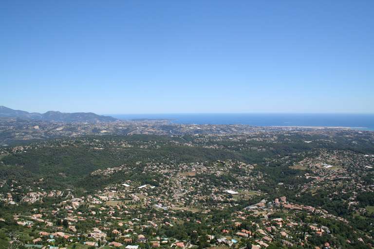 Das stark zersiedelte Hinterland von Nizza