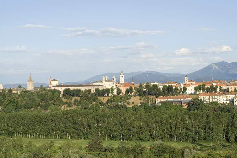 Cuneo mit den Ausläufern der Ligurischen Alpen