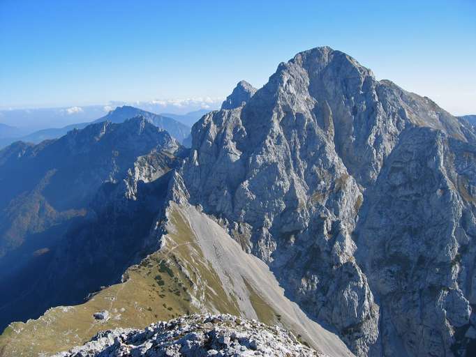 Der Kamniško sedlo (1.903m) wirft seinen Schatten in das Tal Logarska dolina