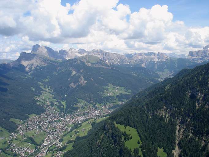 Urtijëi/ Sankt Ulrich der Hauptort von Gröden, mit Puetzspitzen