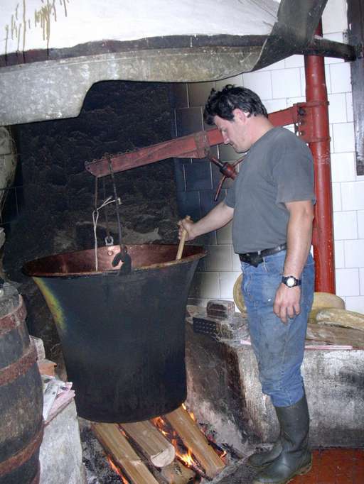 Produzione del Formaggio in Alta Montagna sulle Alpi Lombarde