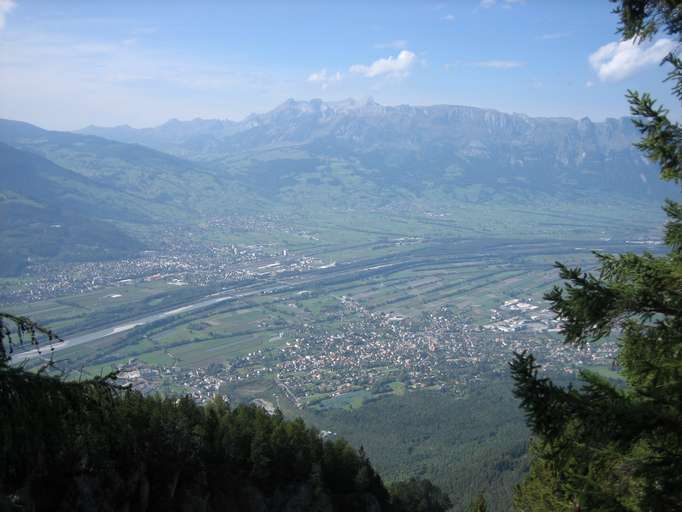 Schaan in Liechtenstein, gegenüber Buchs in der Schweiz mit Alpstein