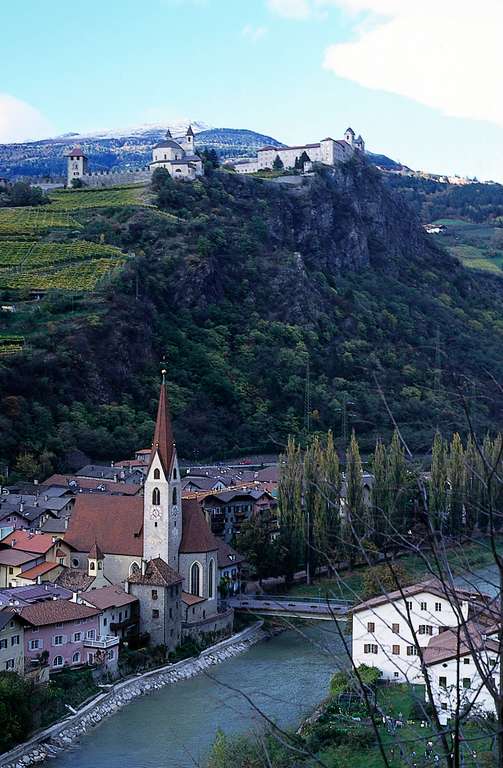 Chiusa, sullo sfondo Monastero di Sabiona