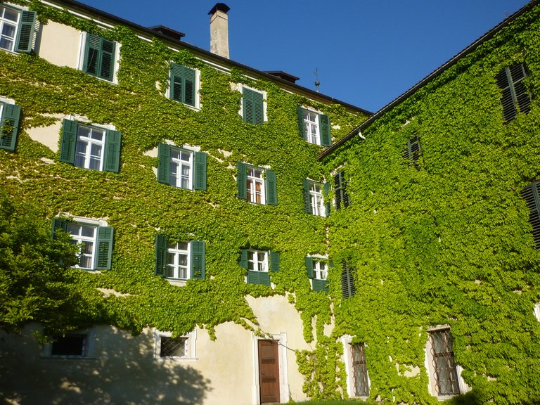 en:Fassade im Innenhof von Kloster Neustift bei Brixen