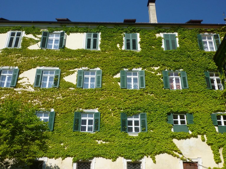 Fassade im Innenhof von Kloster Neustift bei Brixen