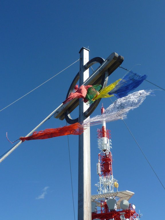 en:Patscherkofel Gipfelkreuz (2441m) mit Sendenanlage im Hintergrund