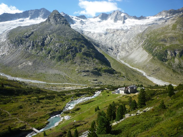 en:Berliner Hütte (2042m) mit Steinmandl (2634m) und Waxegg Kees im Hintergrund