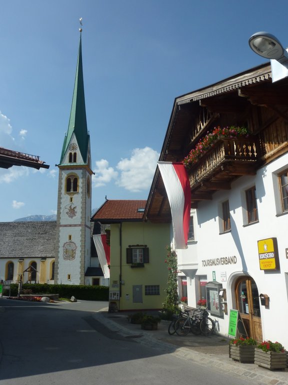 Kirchplatz Mutters mit Pfarrkirche zum Heiligen Nikolaus