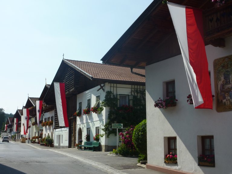 Fahnengeschmückte Mittertennhöfe an der Dorfstraße in Mutters