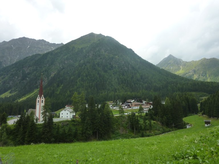 en:St. Sigmund im Sellrain mit Mutenkogel