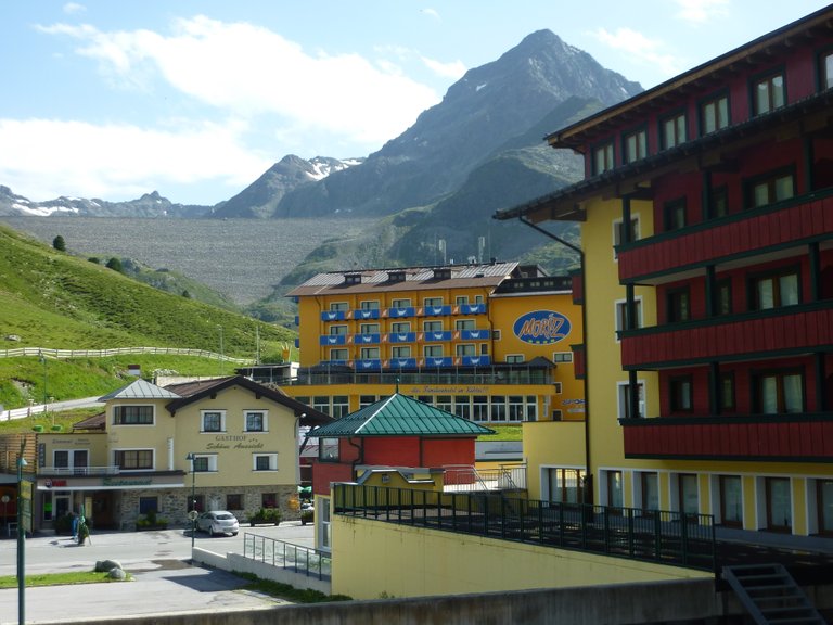 Kühtai vor Zwölferkogel und Staumauer des Speichers Finstertal