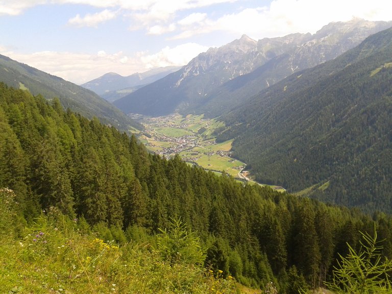 en:Das Stubaital in Blickrichtung Nordosten mit Neustift im Zentrum