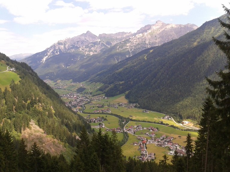 en:Neustift im Stubaital; im Vordergrund der Ortsteil Milders