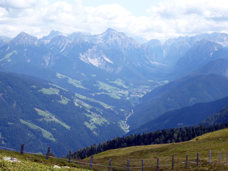 it:Blick von der Lüsner Alm in das Enneberger Tal und auf die Pragser Dolomiten