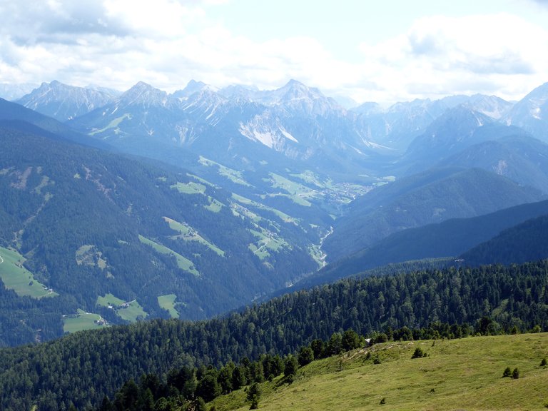 Blick in das Enneberger Tal mit dem Hauptort Al Plan/St. Vigil im Hintergrund