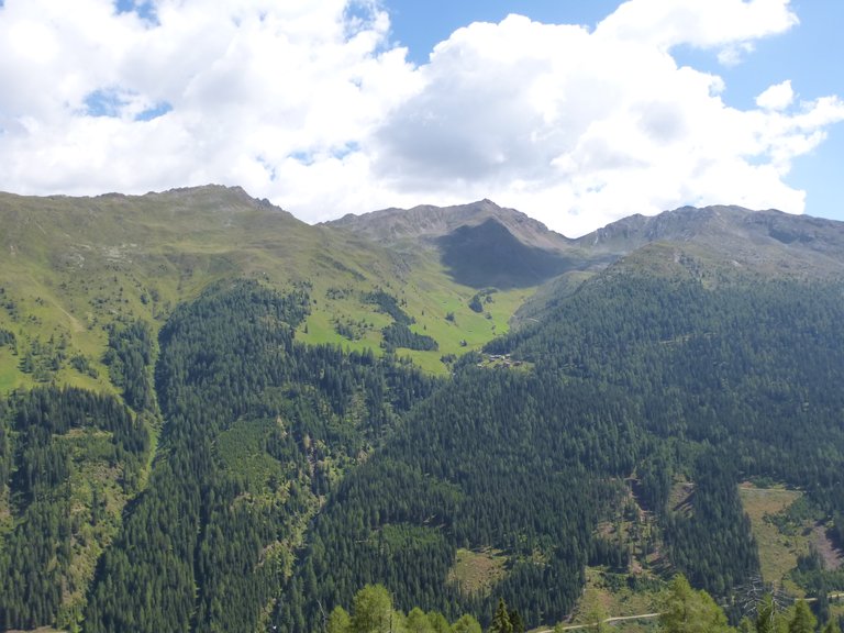 Blick auf die Kamelisenalm (1973 m) in Innervillgraten