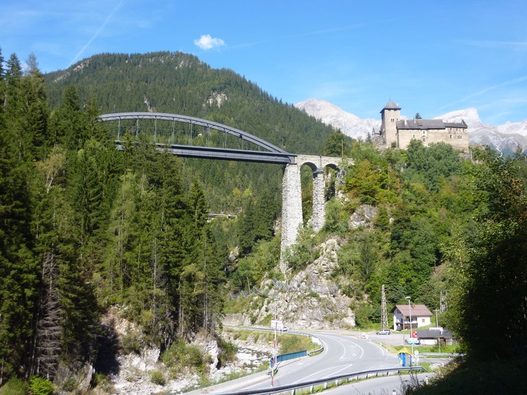 en:Schloss Wiesberg und Trisannabrücke der Arlbergbahn